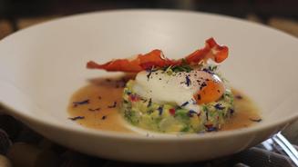 Pochierte Eier mit grünem Spargel