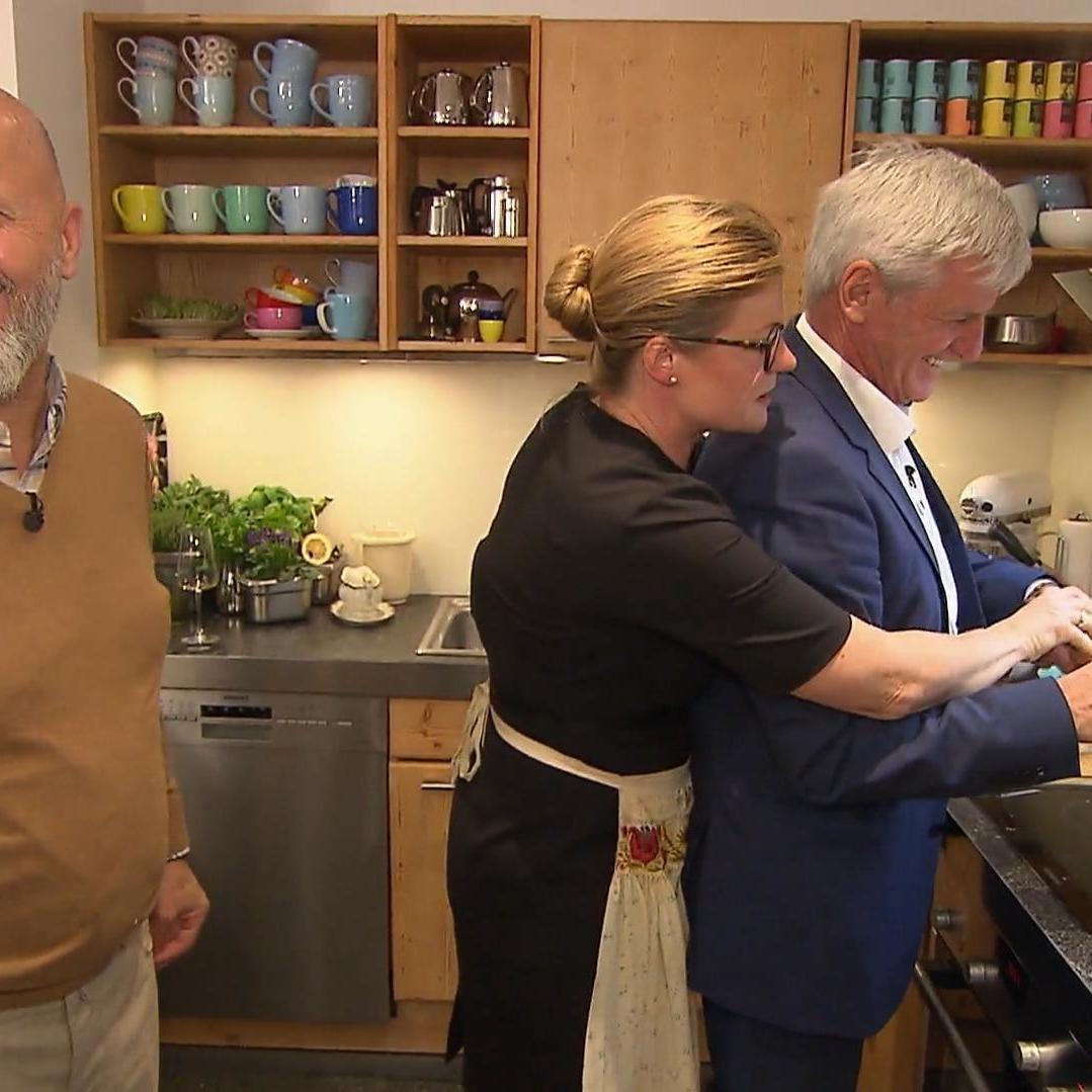 Lena muss am Spätzle-Anfänger Jochen mal sanft Hand anlegen. Lena muss am Spätzle-Anfänger Jochen mal sanft Hand anlegen.