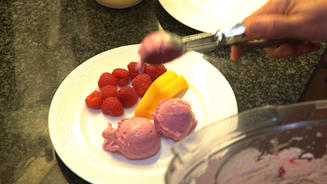 Geeiste Himbeercreme mit Amarettini