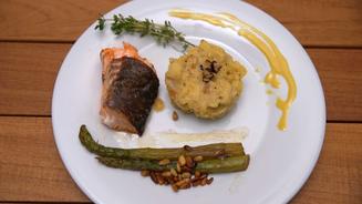 Gegrilltes Lachsfilet mit Spargel