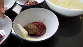  Schokomousse an Roter Grütze