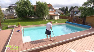 Andreas landet unfreiwillig im Pool