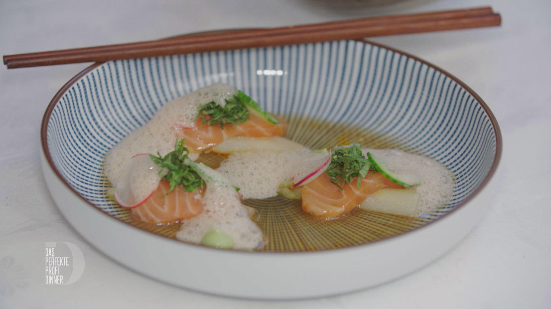 Roh marinierter Lachs im Ponzu-Sud mit Spargel und Avocado