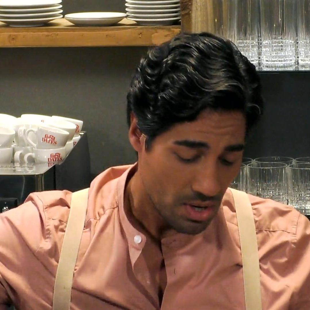 Nic präsentiert seine Cocktails singend.