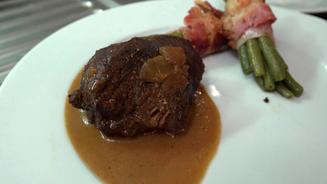 Lamm mit Bohnen im Speckmantel