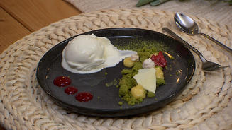 Buttermilch-Joghurt-Eis mit Lemon Curd