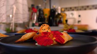 Curry-Eis mit heimischem Räucherfisch