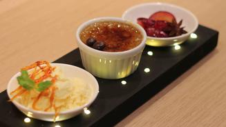 Kaffee-Crème-Brûlée mit Zwetschgen