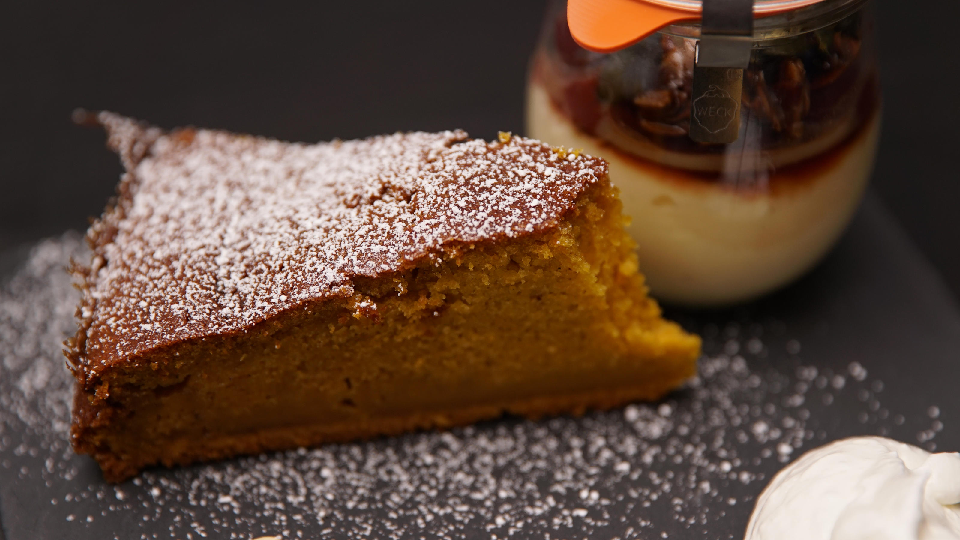 Beschwipste Kirschen auf Vanillepudding an Kürbiskuchen