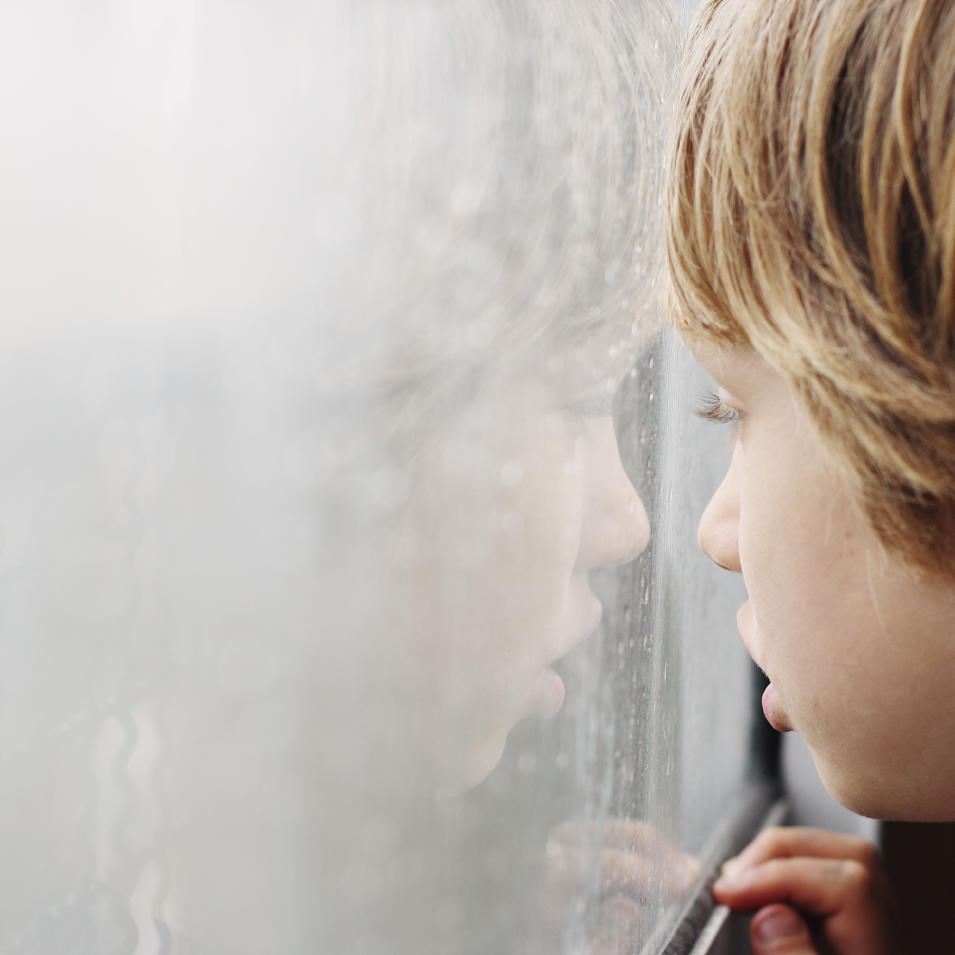 autismus junge am fenster.jpg