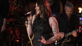 DAMIT bläst Floor Jansen alle weg!