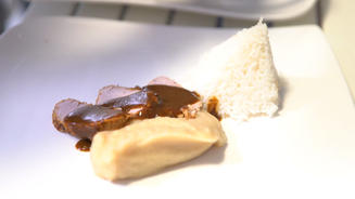 Adobo mit Bohnenpüree und Reis