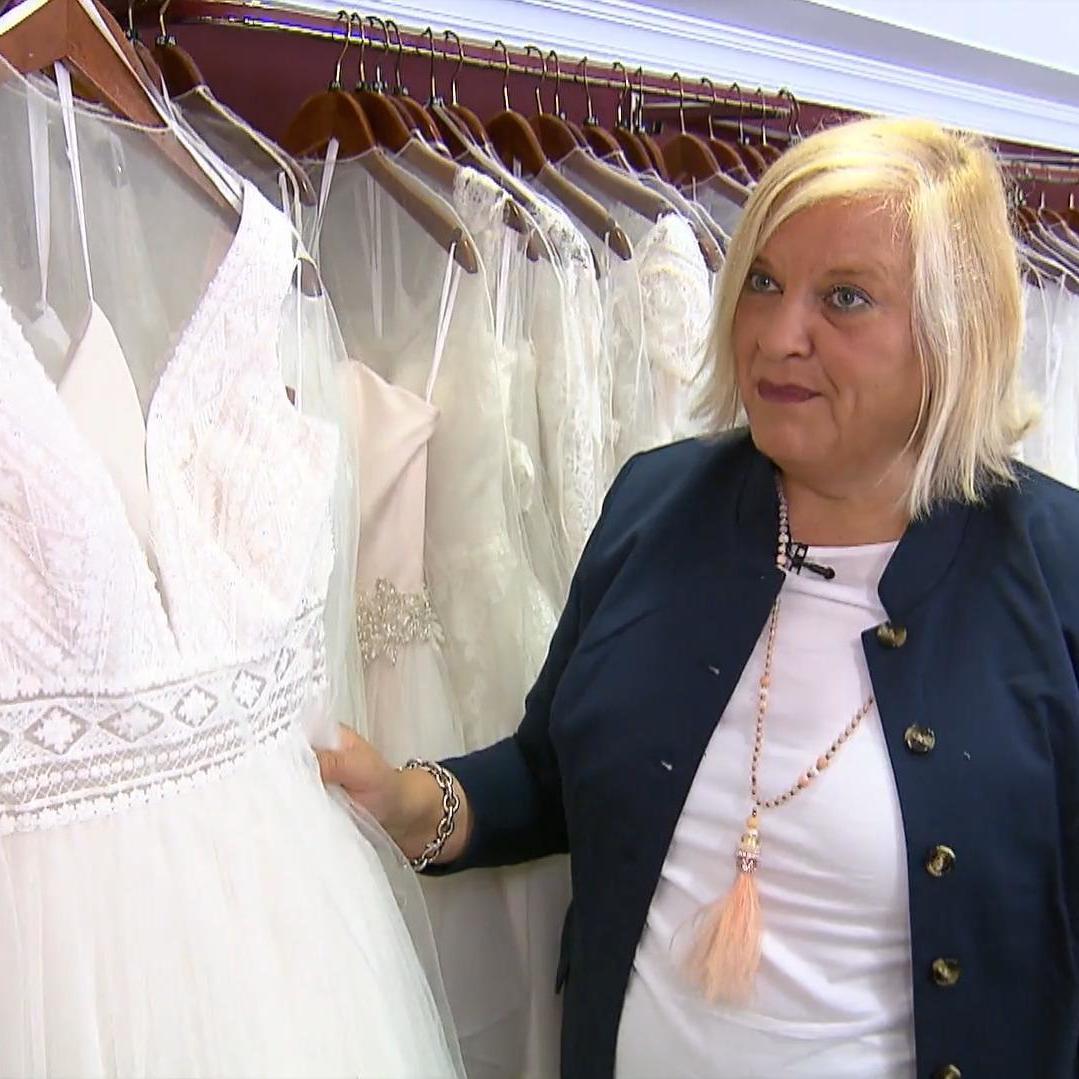 Meike Buschening-Kaffenberger erklärt, wo was in dieses Kleid hingehört Meike Buschening-Kaffenberger erklärt, wo was in dieses Kleid hingehört