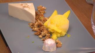 Kokosnuss-Panna-Cotta mit Mango-Sorbet
