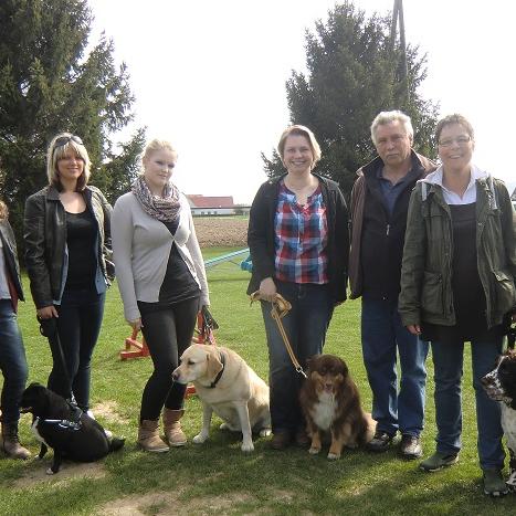 Tiergeschichten3 - VOX-DOCMA TV - Enrico und Julia mit den tierischen Abnehmkandidaten auf dem Hundesportplatz