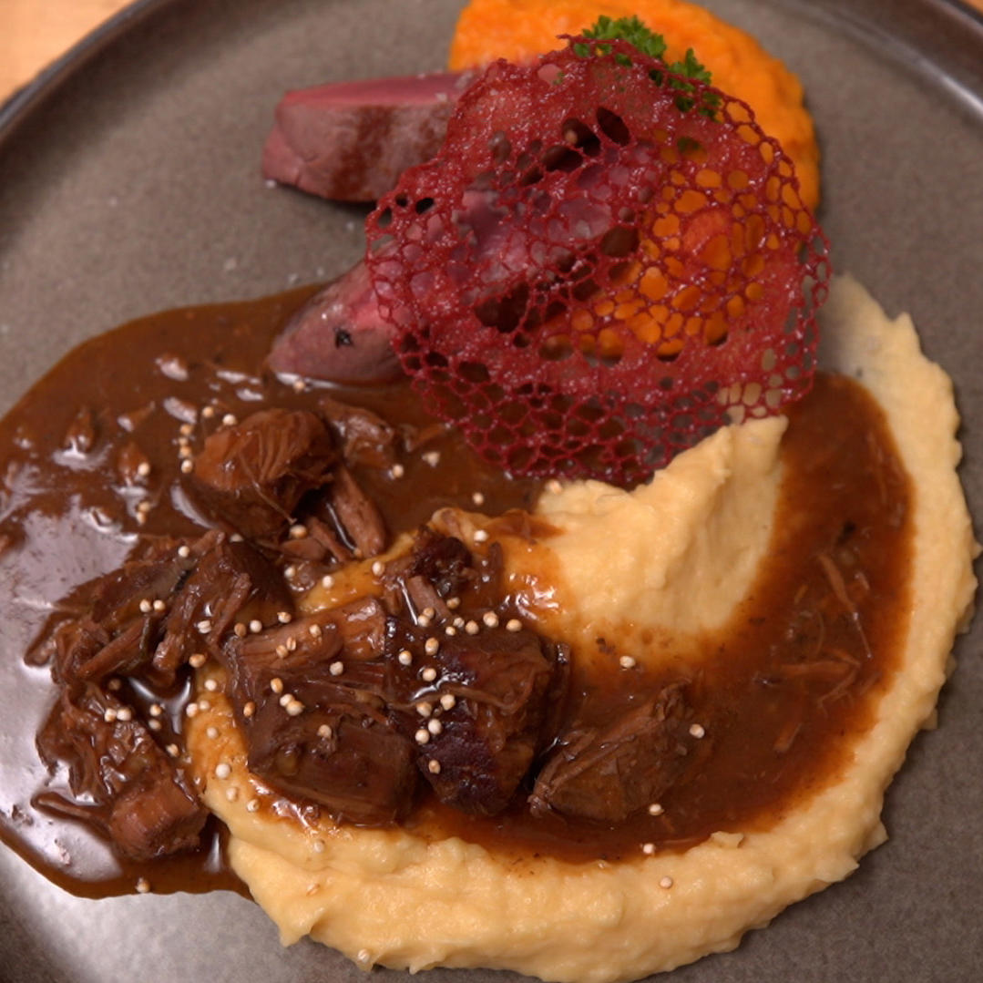 Zweierlei vom Reh mit Süßkartoffel-Kürbispüree und Preiselbeer-Chutney Zweierlei vom Reh mit Süßkartoffel-Kürbispüree und Preiselbeer-Chutney