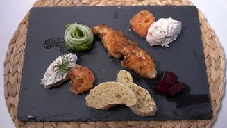 Fisch, Brot, rote Bete und Gurkensalat