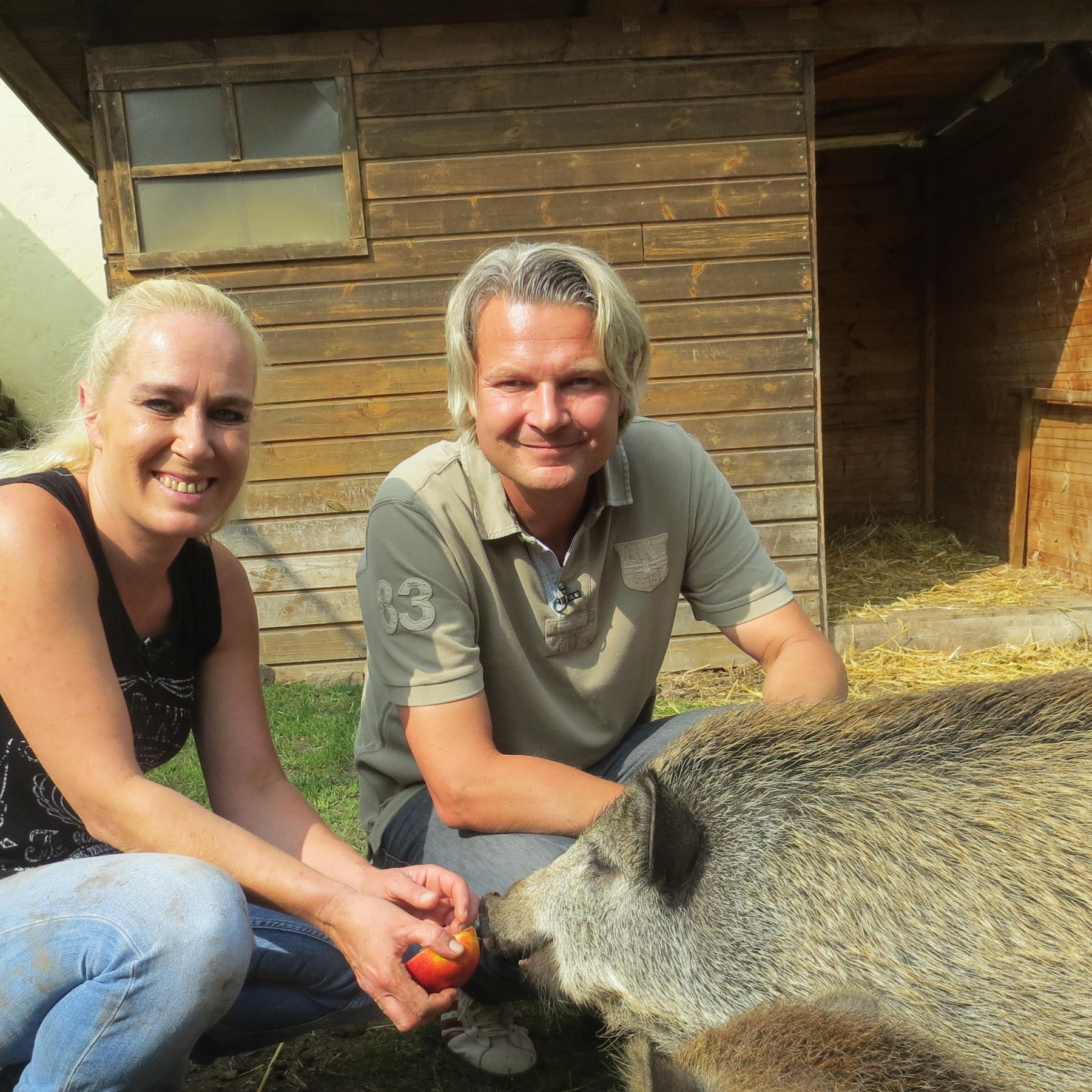 TiereinNot - Wildschweine VOX-DOCMA TV hundkatzemaus-Tierschutzexperte Frank Weber zusammen mit Britta Merkel und den beiden Wildschweinen Bine und Luise TiereinNot - Wildschweine VOX-DOCMA TV hundkatzemaus-Tierschutzexperte Frank Weber zusammen mit Britta Merkel und den beiden Wildschweinen Bine und Luise