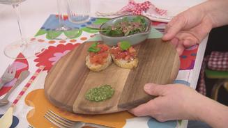 Bruschetta an Wildkräutersalat