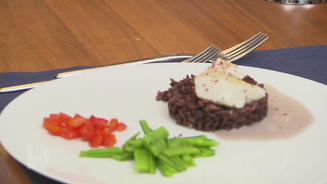 Zanderfilet auf lila Reis