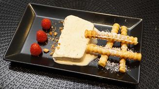 Tonkabohnen Parfait mit Waffel