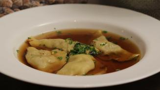 Rinderconsommé mit Waldpilzmaultaschen