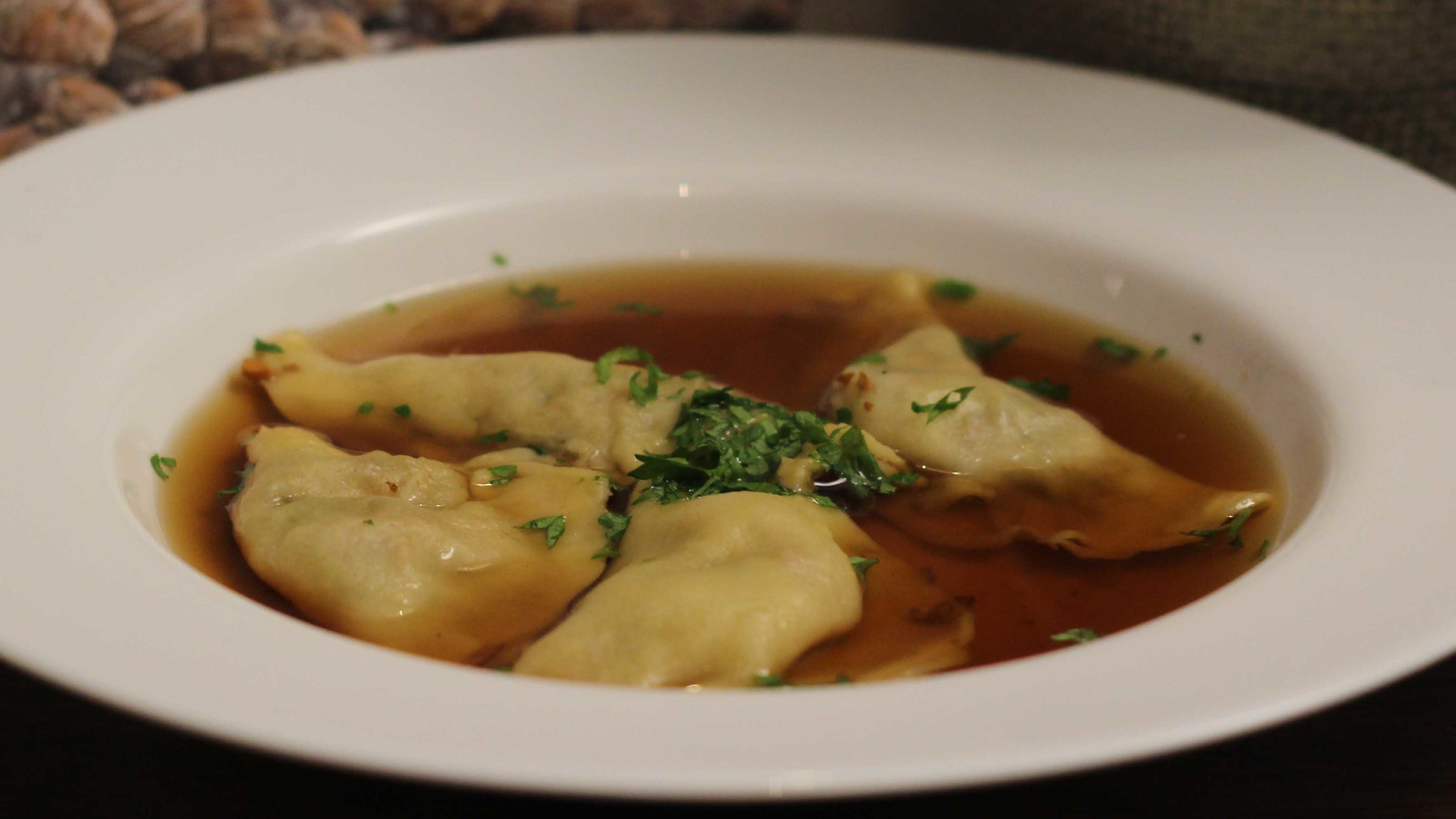 Rinderconsommé mit Waldpilzmaultaschen