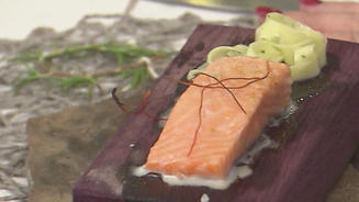 Lachs auf Planke mit Bärlauchnudelnest