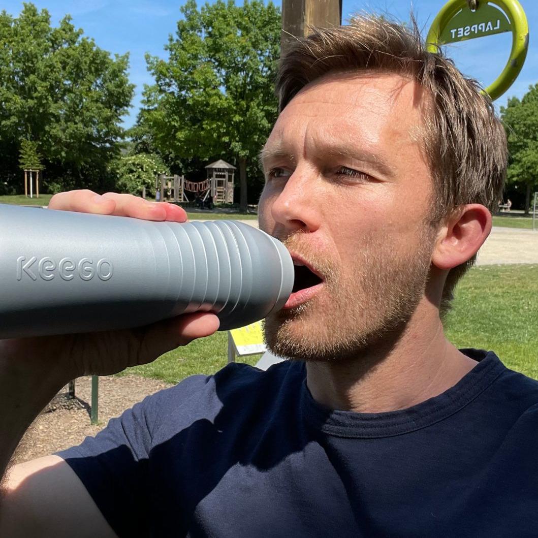 Die Keego-Trinkflasche hat eine Metall-Beschichtung, dennoch ist sie quetschbar und leicht.