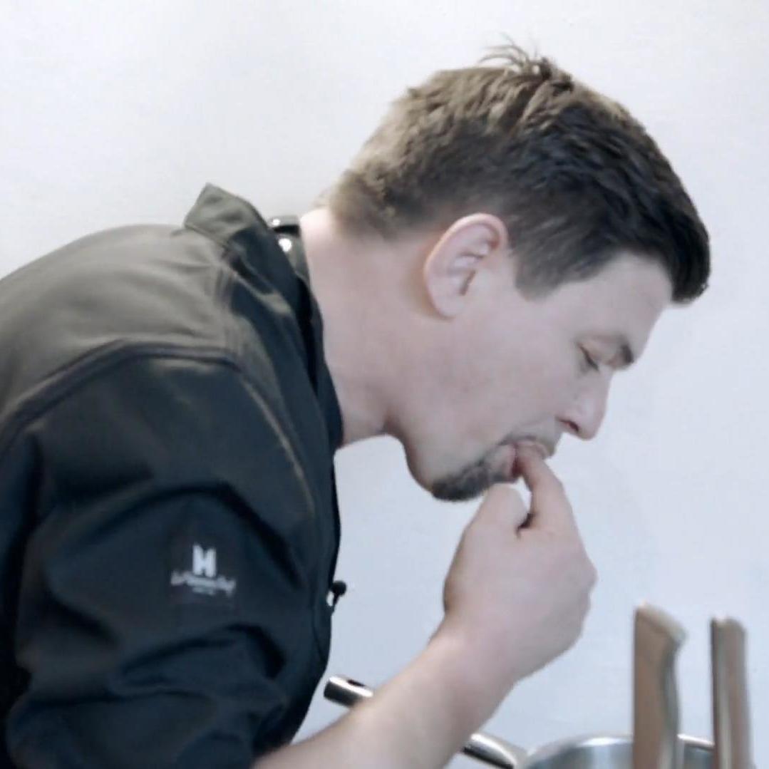 Tim wird beim Schlecken erwischt
