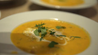 Krabbensuppe mit selbstgebackenem Brot