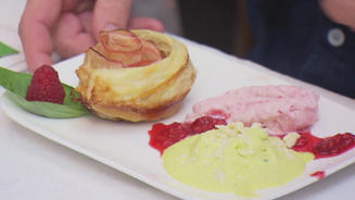 Blätterteigapfel-Röschen dazu Gelato