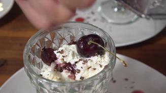 Vanillegrießbrei mit heißen Kirschen