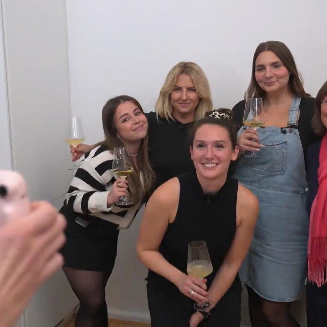 Bitte recht freundlich: Svenjas Küchenparty schreit nach einem Gruppenfoto. Bitte recht freundlich: Svenjas Küchenparty schreit nach einem Gruppenfoto.