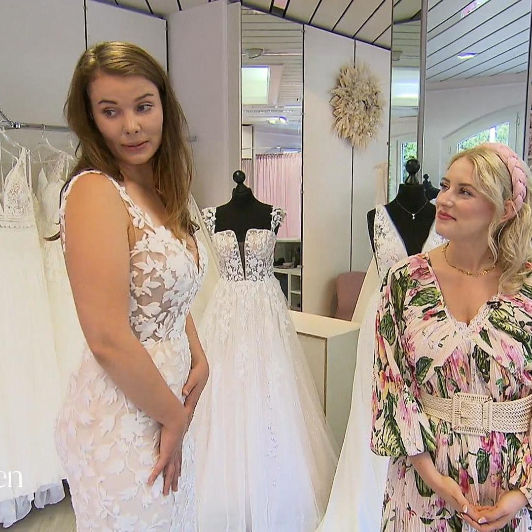Auch dieses wunderschöne Kleid muss dran glauben Auch dieses wunderschöne Kleid muss dran glauben