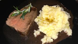 Filet vum Rind met Rutwingsoß