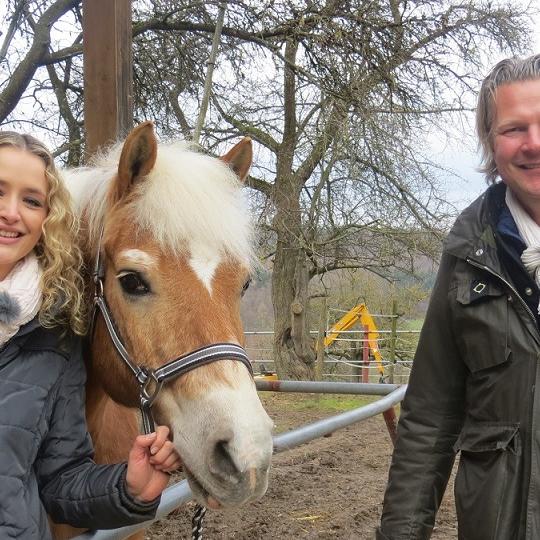 Tiere in Not - VOX-DOCMA TV - Frank Weber und Besitzerin Nicole Hofmann mit Haflinger Heiko Tiere in Not - VOX-DOCMA TV - Frank Weber und Besitzerin Nicole Hofmann mit Haflinger Heiko