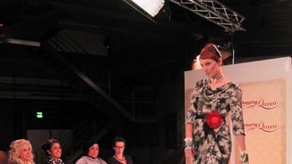 Was sollen rote Plastikblumen am Fuß?