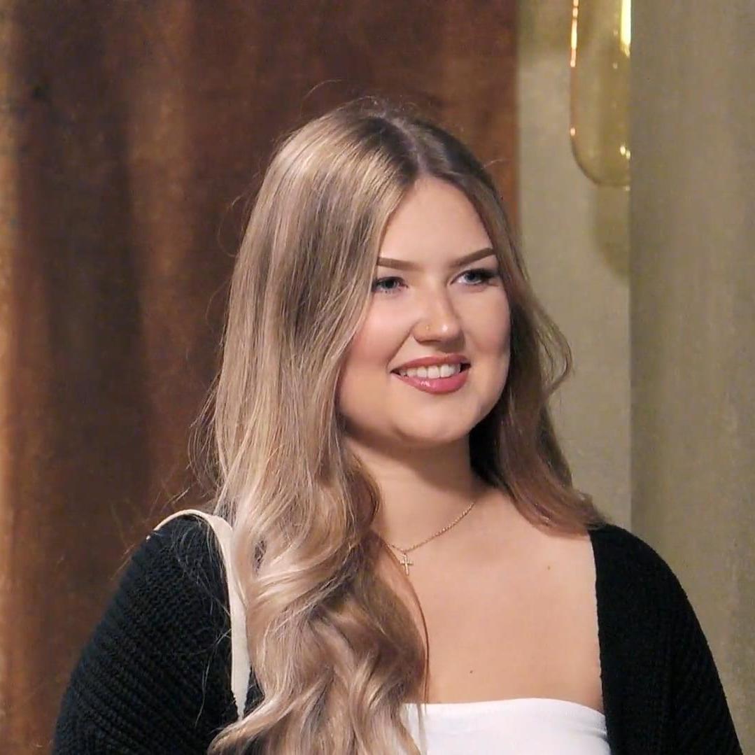 Fiona ist auf der Suche nach ihrem Traummann und trifft auf Tom. Beide kommen aus Dresden und begegnen sich in Köln zum ersten Mal. Fiona ist auf der Suche nach ihrem Traummann und trifft auf Tom. Beide kommen aus Dresden und begegnen sich in Köln zum ersten Mal.