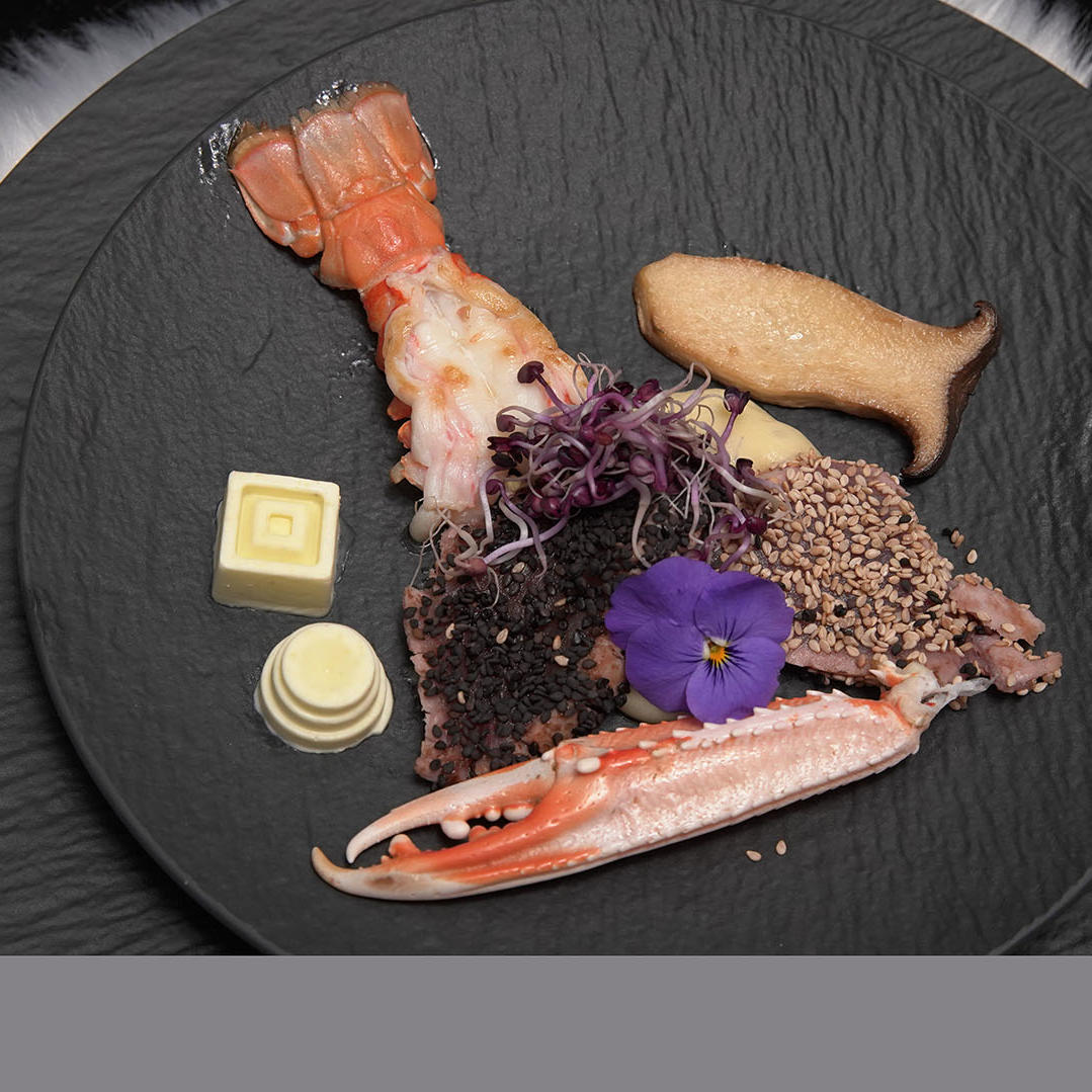 Hummer und Thunfisch auf Kartoffelbett mit Kräuterseitlingen Hummer und Thunfisch auf Kartoffelbett mit Kräuterseitlingen