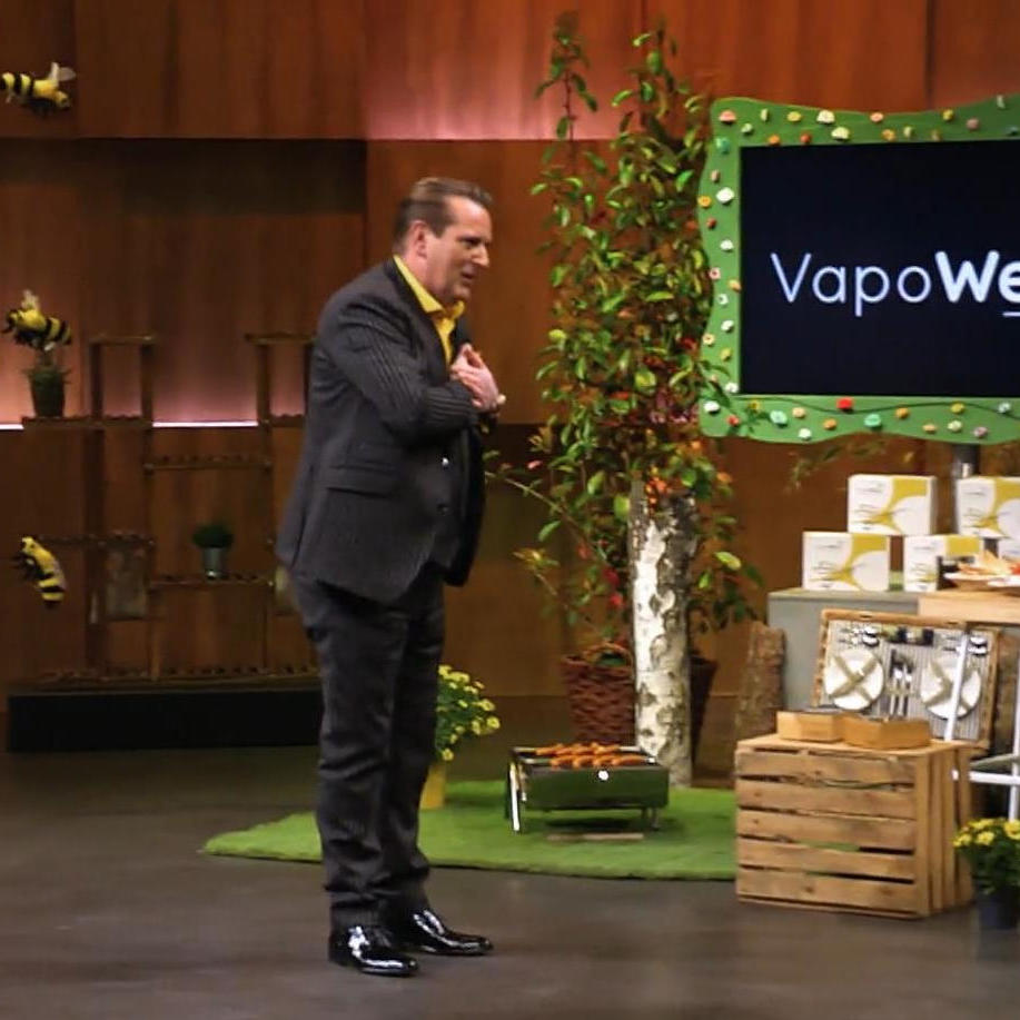 Claudia Eckert und ihre Tochter Leslie überzeugen die Investoren Judith Williams und Ralf Dümmel in der \Höhle der Löwen\ von ihrem Produkt VapoWesp - einem natürlichen Wespenschreck auf Kaffeepulver-Basis