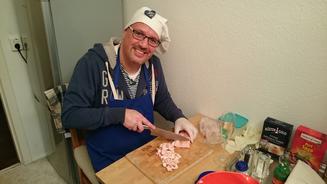 Bernd zeigt Almut seine Eier