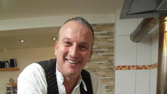 Klaus hat eine Skihütte im Flachland