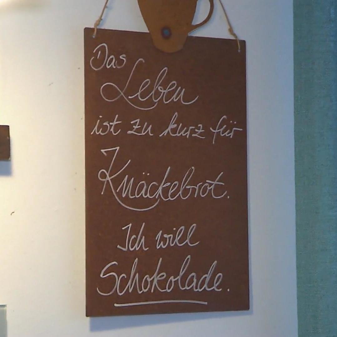 Ein kluger Leitsatz hängt an Valeskas Küchenwand.