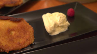 Apfelküchle im Bierteig mit Vanilleeis