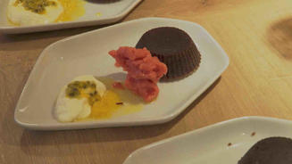 Schokoladenmalheur und Erdbeereis