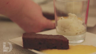 Basilikum-Zitronen-Eis mit Brownie