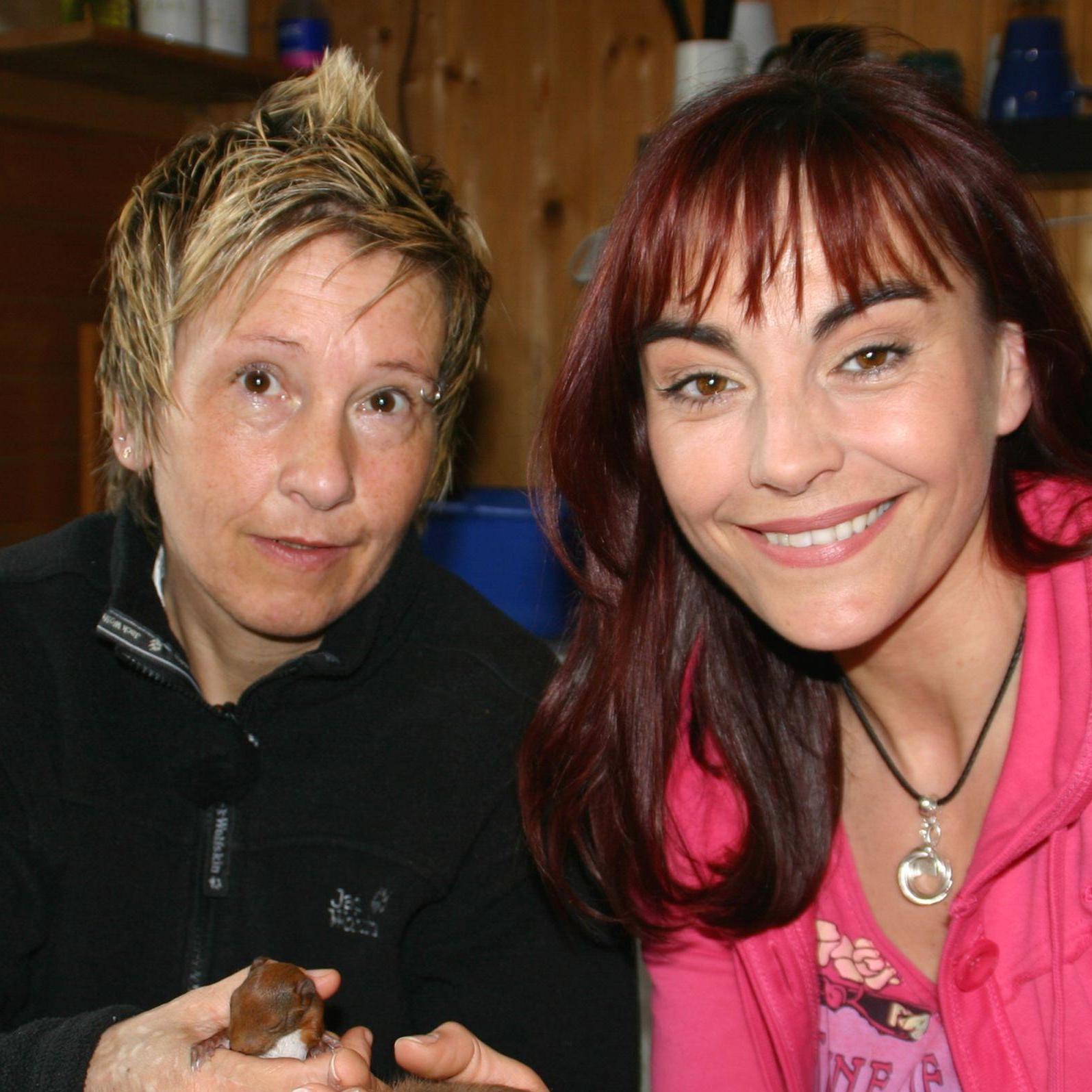 Tiergeschichten2 - Diana und Monika Rademacher mit Eichhrnchen.jpg Tiergeschichten2 - Diana und Monika Rademacher mit Eichhrnchen.jpg
