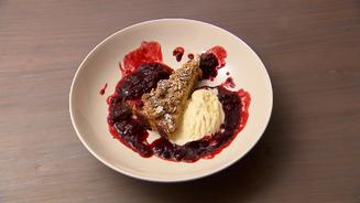 Kürbis-Käsekuchen mit Brombeersoße