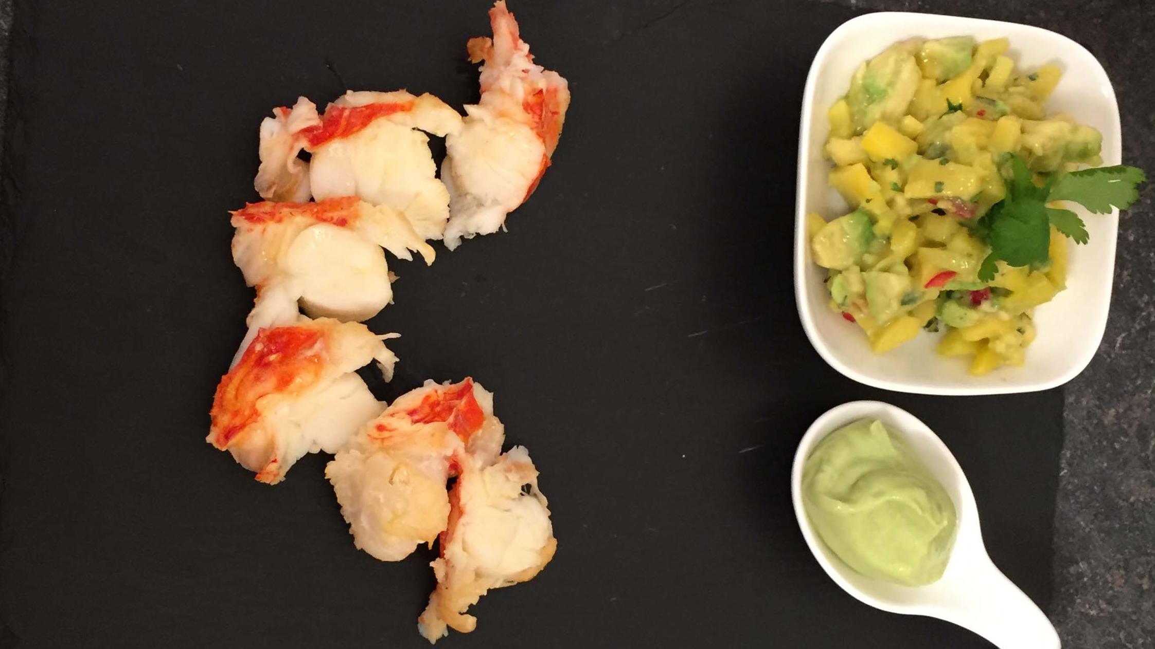 Lauwarme Languste auf Avocado-Limettencreme an thailändischem Mangosalat Lauwarme Languste auf Avocado-Limettencreme an thailändischem Mangosalat